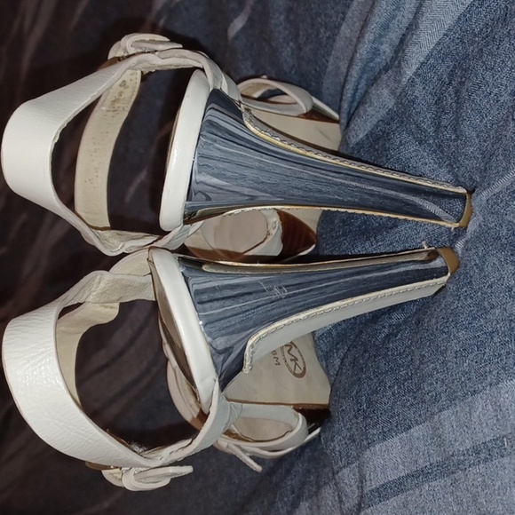 Michael Kors Ankle strap tan leather heels, silver trim heel, sz 8 - Picture 4 of 8